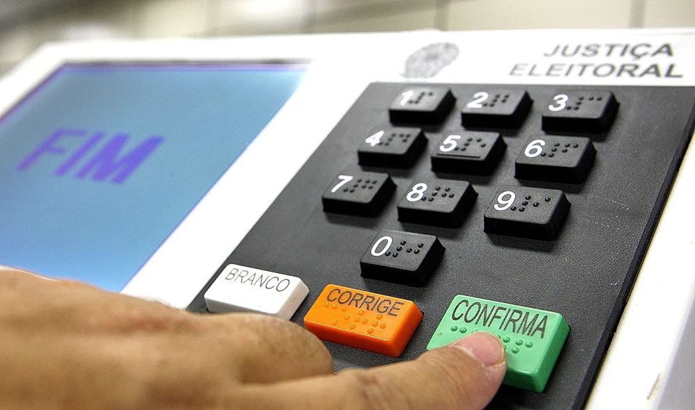 Urnas eletrônicas e seção eleitoral em Toledo durante o dia de votação