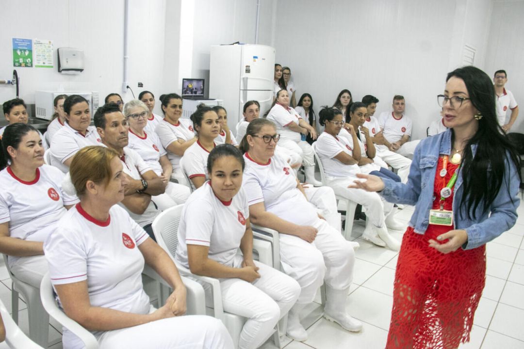 Profissionais da saúde da UBS Jardim Maracanã realizando palestra e orientação sobre bem-estar e prevenção para colaboradores na indústria Tia Mari Salgados em Toledo