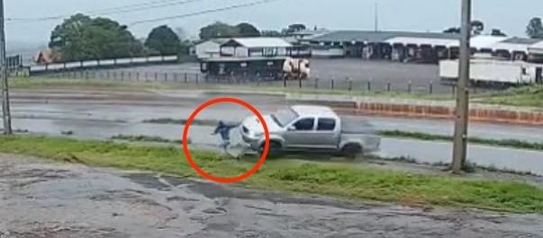 Toyota Hilux destruída após capotamento espetacular em trecho da BR-163 em Marechal Cândido Rondon
