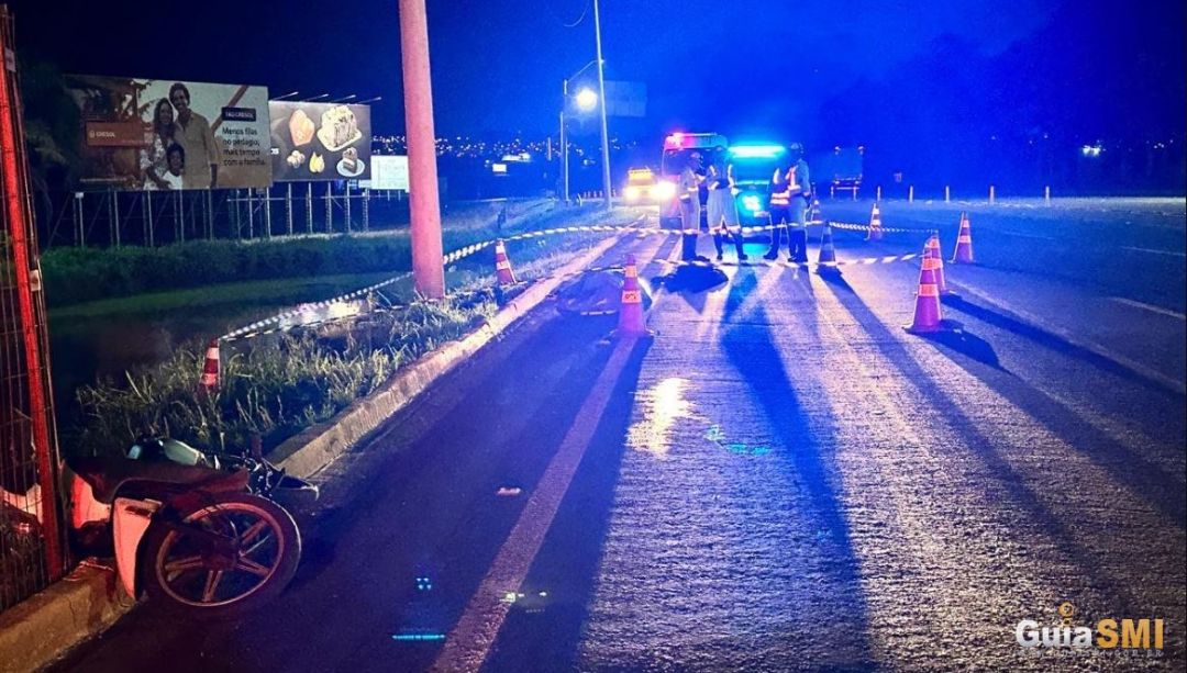 Viatura de atendimento rodoviário e equipes de emergência isolando trecho da BR-277 próximo à praça de pedágio em São Miguel do Iguaçu