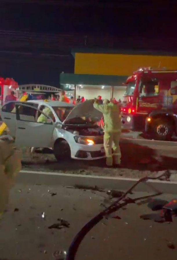 Dois automóveis Volkswagen Gol severamente danificados após colisão na Avenida Rio Grande do Sul em Marechal Cândido Rondon