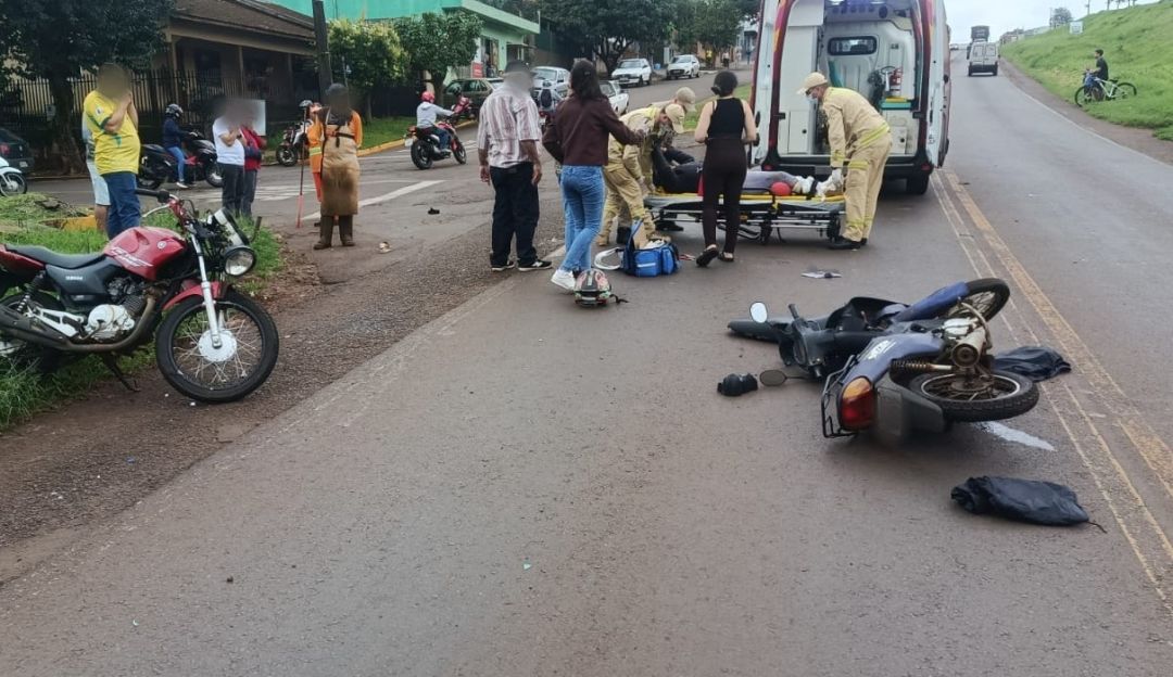 Local do acidente com duas motocicletas caídas e equipes de socorro atuando na Avenida Egídio Jerônimo Munaretto em Toledo.