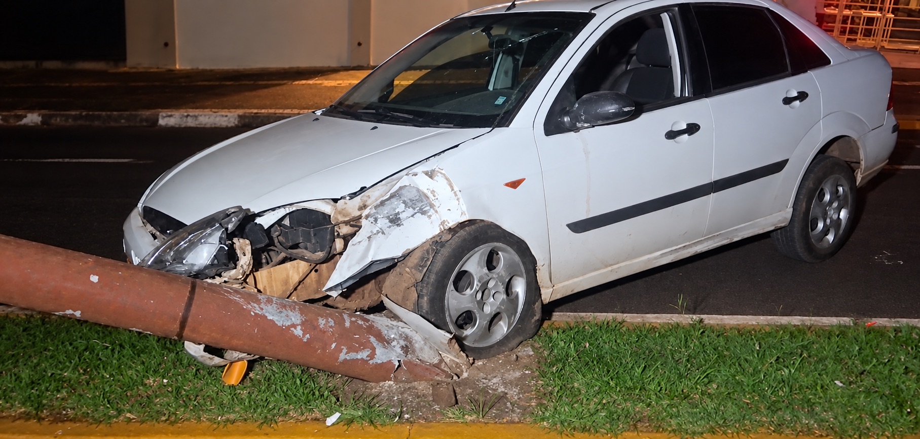 Ford Focus danificado após colidir com poste de iluminação na Rua 1º de Maio no Bairro Vila Pioneira em Toledo