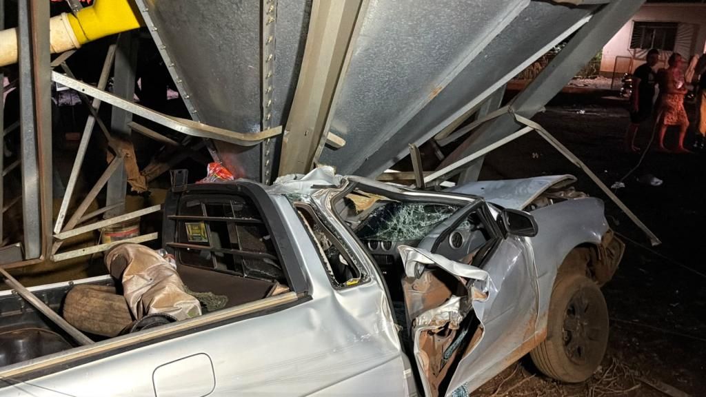 Volkswagen Saveiro destruída após colidir contra silo de ração às margens da PR-589 entre Nova Santa Rosa e Novo Sarandi