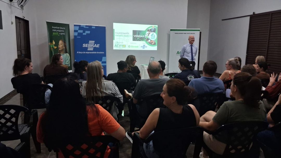 Palestrante Heladio Balerini durante apresentação do projeto ACIT nos Bairros no salão paroquial em Toledo