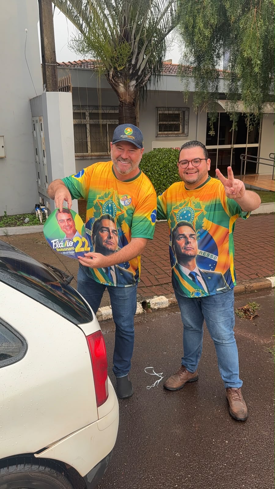 Apoiadores de Flavio Bolsonaro em Toledo durante adesivaço com carros decorados com adesivos de campanha.