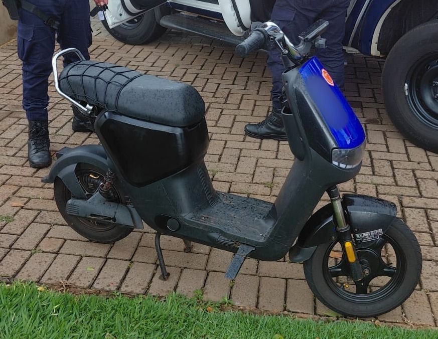Moto elétrica apreendida após fuga de adolescente no Jardim Gisela em Toledo