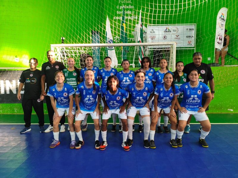 Jogadoras da equipe Afeto de Toledo em quadra durante partida oficial da Chave Prata