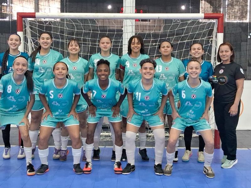 Jogadora da equipe Afeto Toledo em quadra durante partida pelo Campeonato Paranaense de Futsal Feminino Sub-20