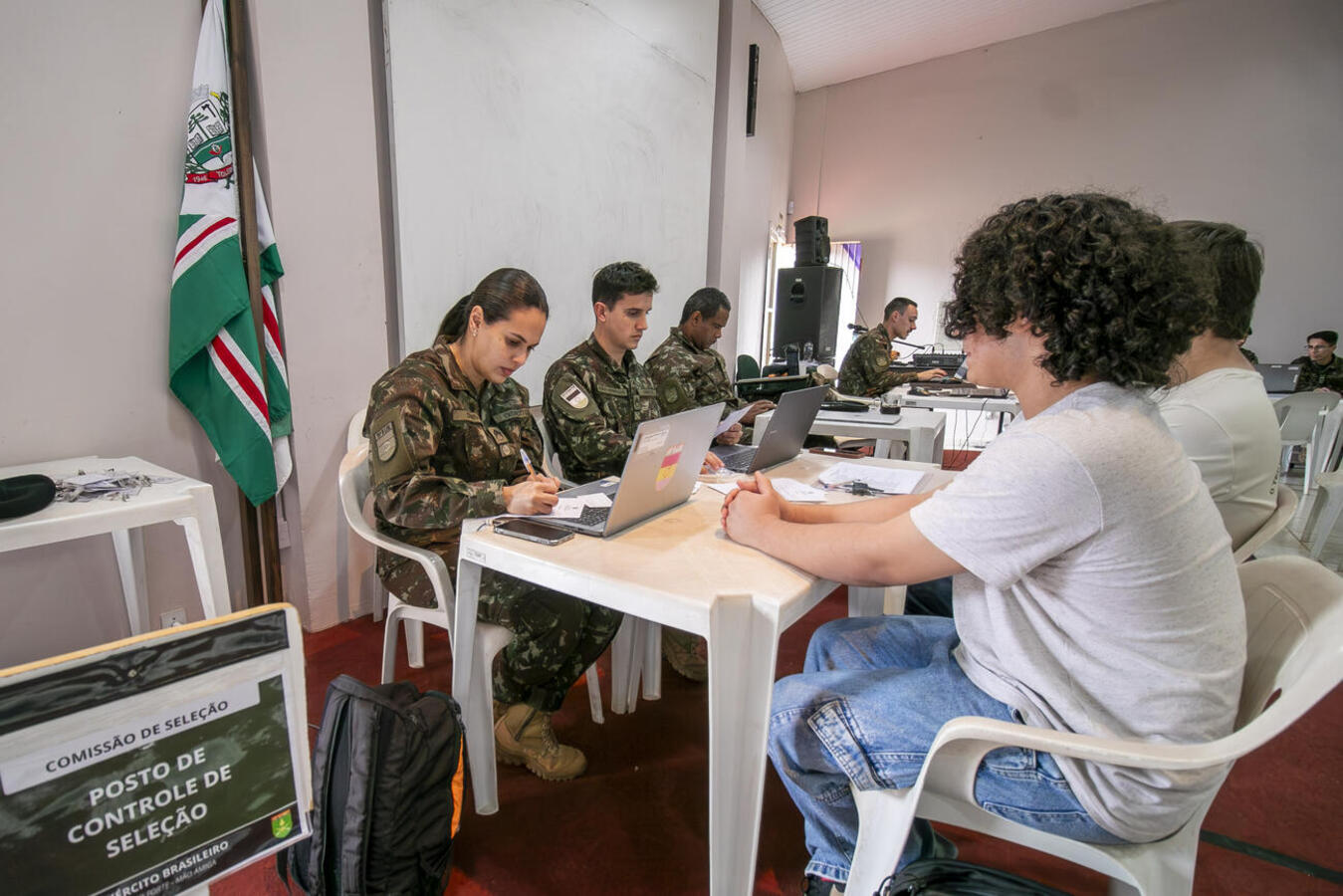 Jovens reunidos em fila no Centro da Juventude Márcio Antônio Bombardelli em Toledo para inspeção de saúde do alistamento militar.