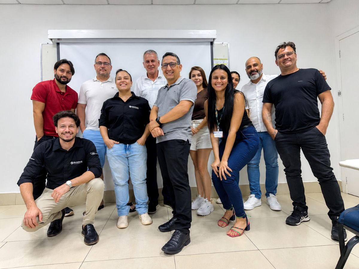 Estudantes do curso Técnico em Transações Imobiliárias do Senac Toledo acompanhando apresentação sobre mercado financeiro