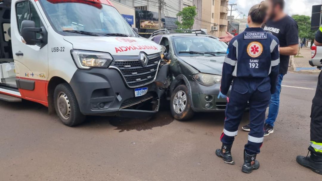 Ambulância do Samu e veículo Palio Weekend parados no cruzamento após colisão no Centro de Cascavel