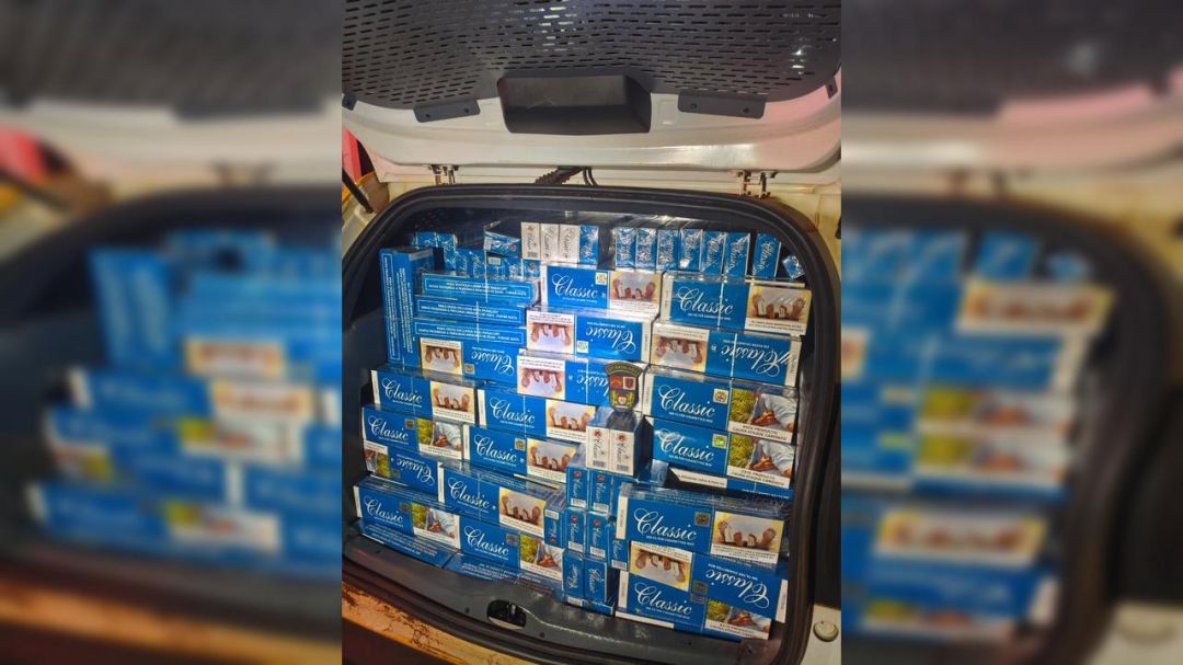Viaturas da Polícia Militar carregadas com caixas de cigarros apreendidas em estrada rural de Tupãssi