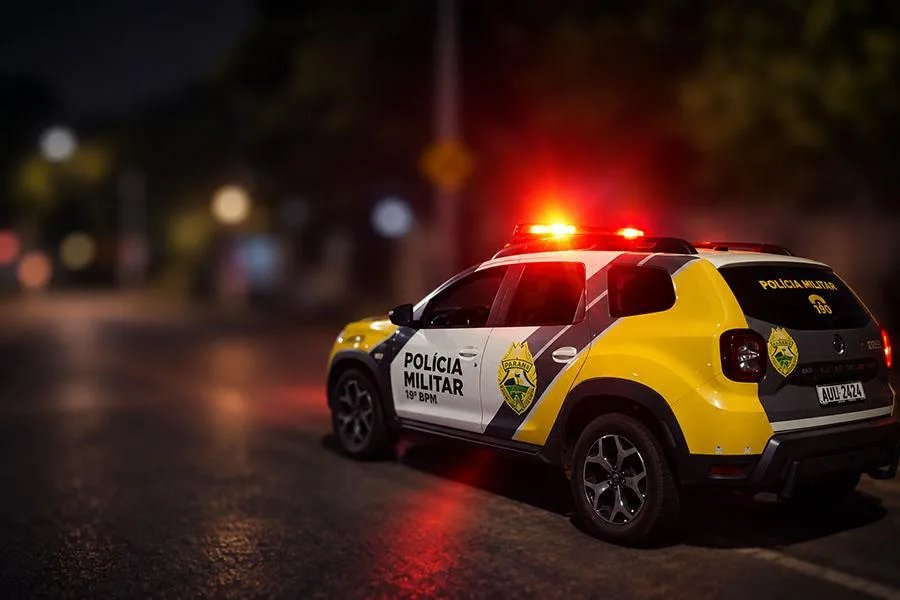 Viatura da Polícia Militar em patrulhamento ostensivo após ocorrência de roubo em área residencial