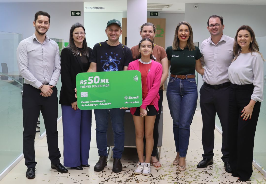 Associado Clayton Ismael Bogorni recebendo o cheque simbólico de R$ 50 mil na agência da Sicredi Progresso em Toledo