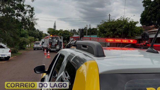 Ambulância do Samu e viatura da Polícia Militar atendendo acidente de trânsito envolvendo motocicleta