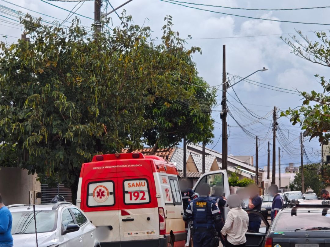 Equipes de resgate do SAMU em ação próximo a uma ambulância em frente a uma residência no Jardim Gisela, Toledo, após um trágico afogamento.