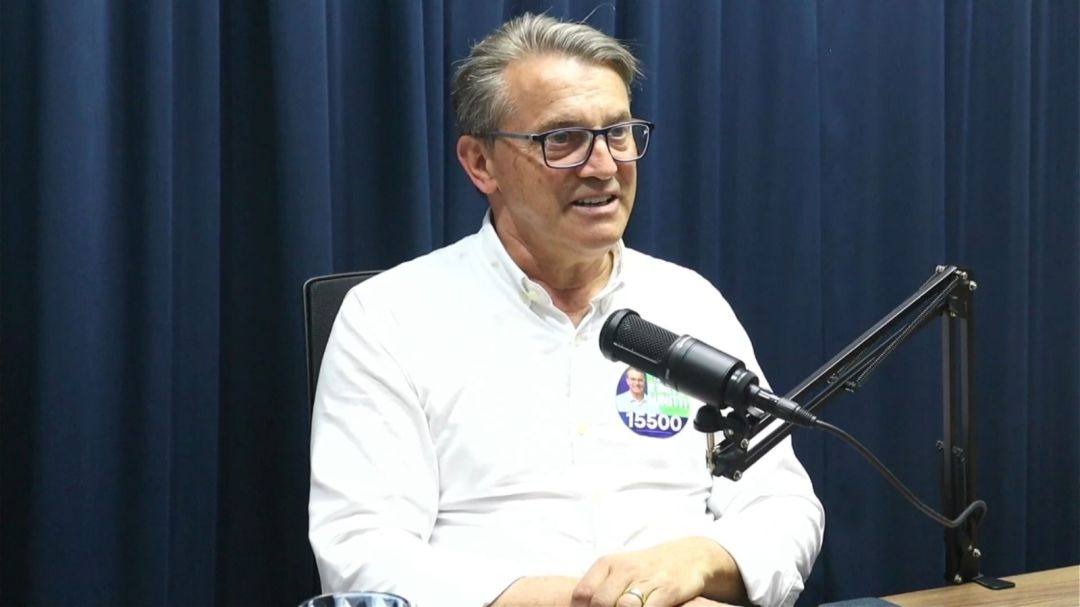 Beto Lunitti durante entrevista abordando propostas para Toledo e o Oeste do Paraná