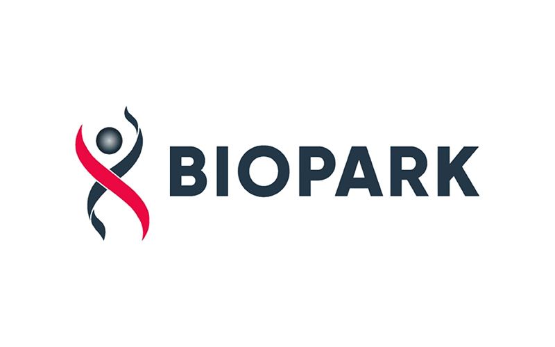 Estrutura do complexo educacional do Biopark em Toledo sob céu nublado após forte temporal
