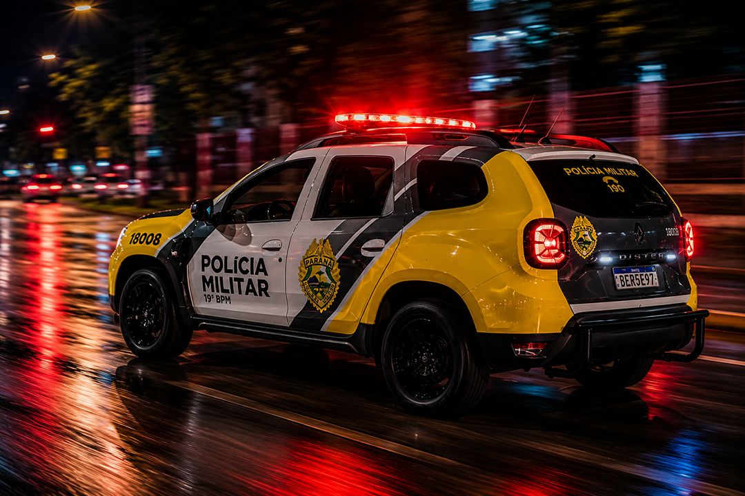 Equipe do SAMU prestando atendimento a duas pessoas feridas em uma residência após briga de vizinhos em Toledo.