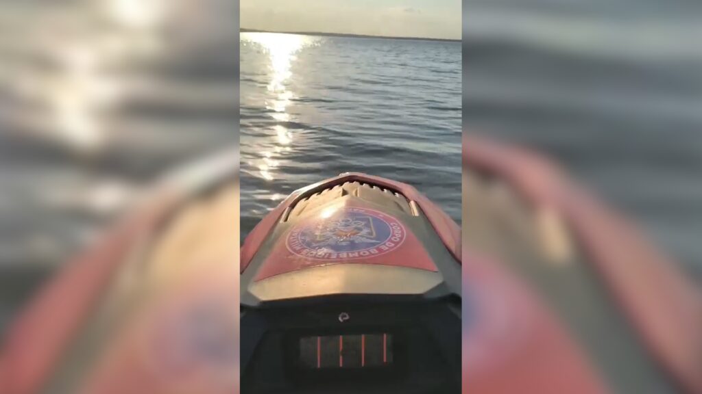 Embarcação do Corpo de Bombeiros realizando varredura nas margens do Rio Paraná em Entre Rios do Oeste