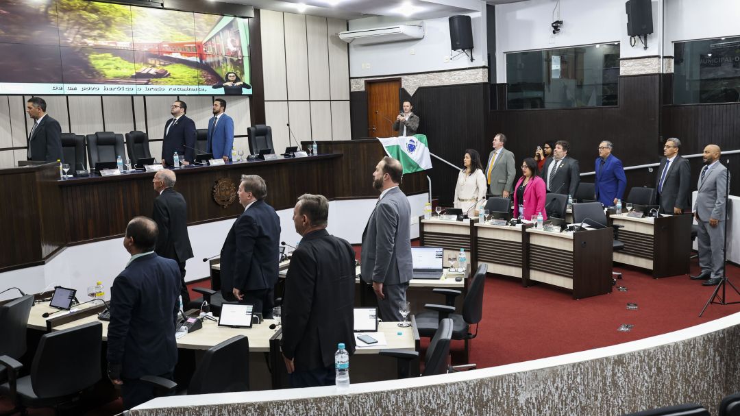 Fachada e auditório da Câmara Municipal de Toledo durante sessão ordinária