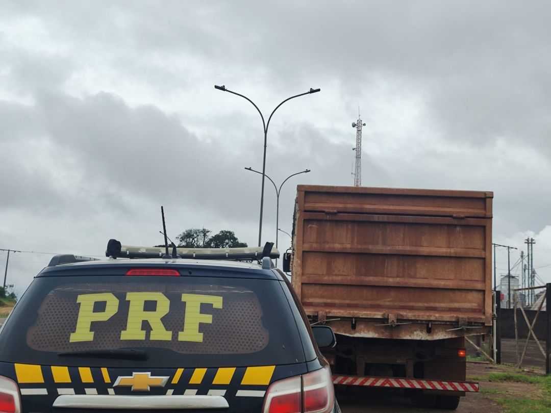 Caminhão interceptado pela Polícia Rodoviária Federal carregado com excesso de carga na rodovia BR-277