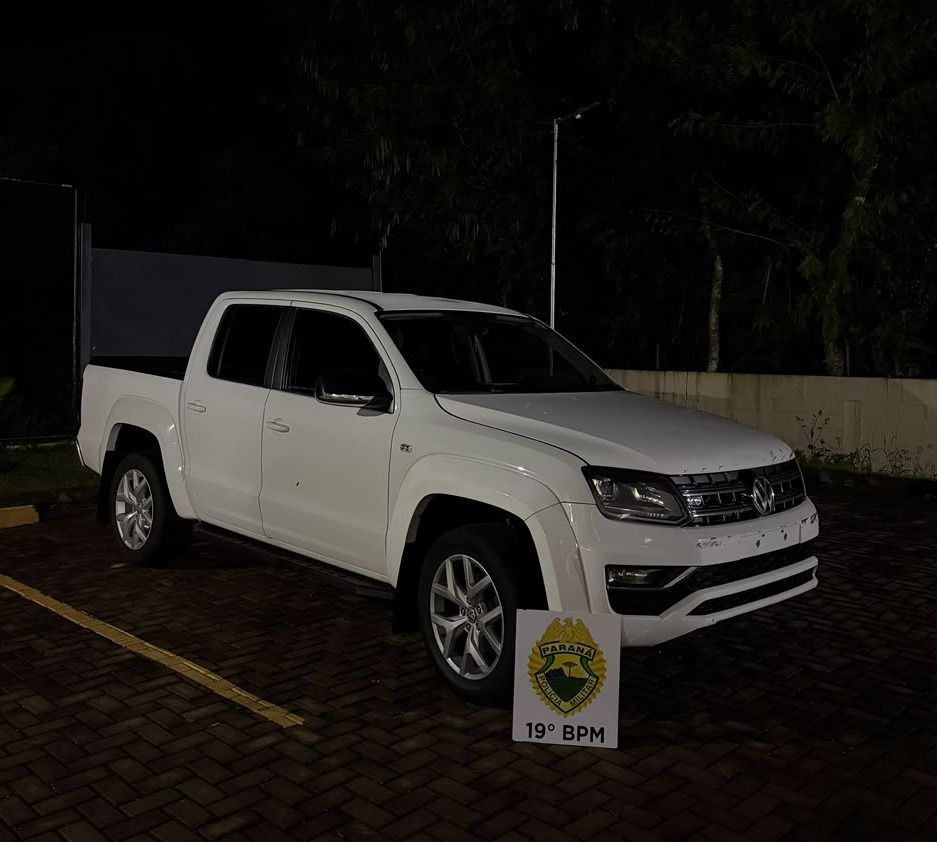 Viaturas da Polícia Militar e Guarda Municipal isolando uma caminhonete Volkswagen Amarok interceptada em via pública de Guaíra