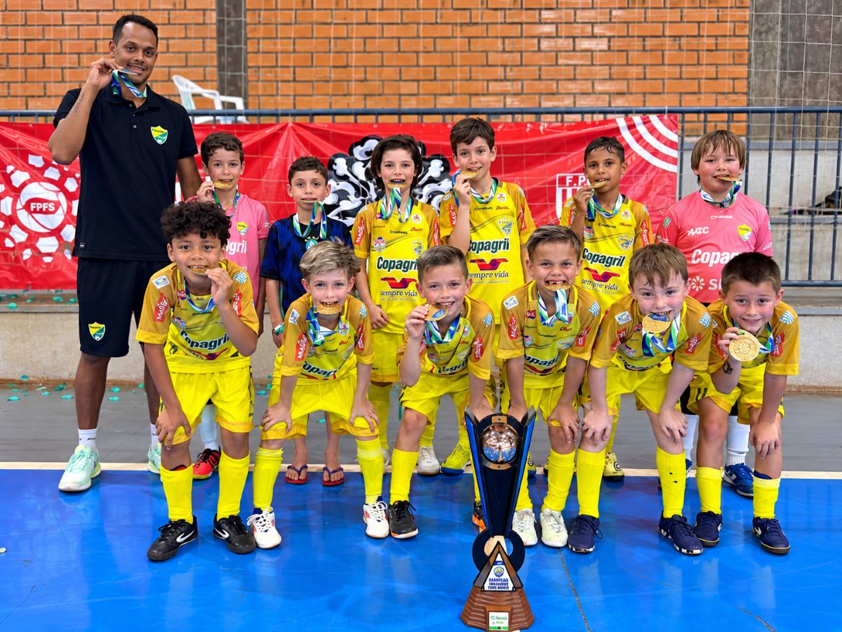 O jovem atleta Thomas Ferreira, de 8 anos, comemorando um gol durante a fase final do Campeonato Paranaense Sub-8.