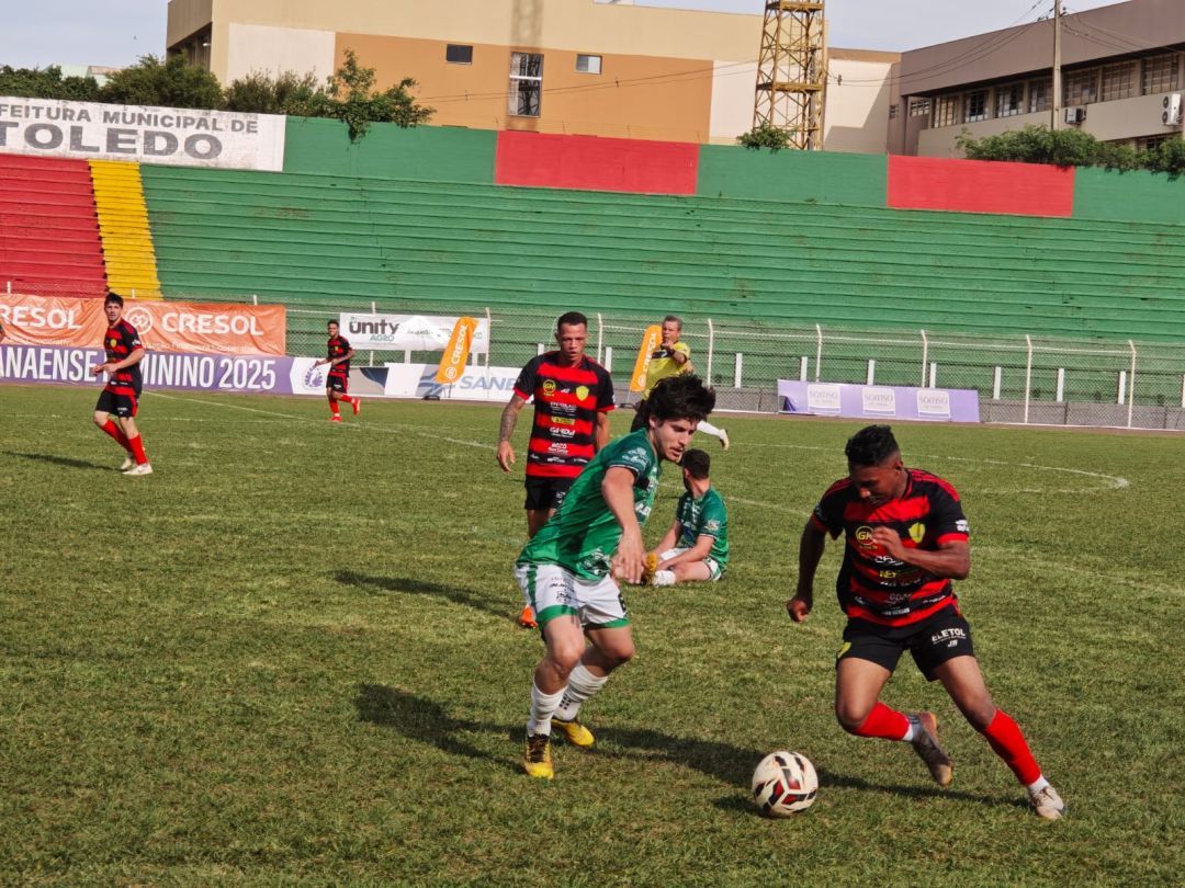 Jogadores de futebol em campo durante partida do Campeonato Amador de Toledo