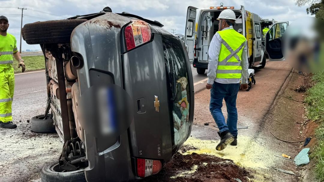 Veículo Chevrolet Agile capotado às margens da BR-163 entre Cascavel e Toledo