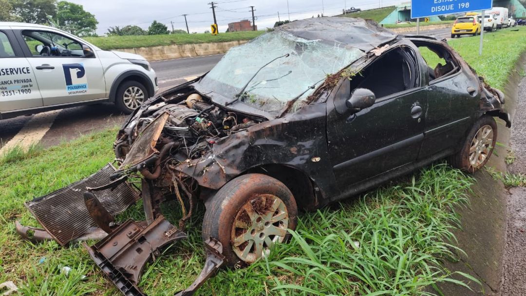 Veículo Peugeot completamente destruído após capotamento na PR-467 em Cascavel