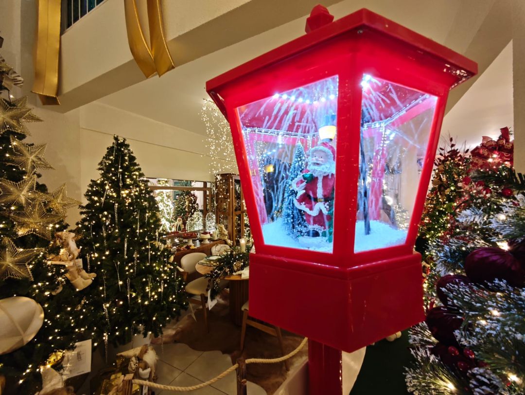 Ambiente decorado com árvores de Natal e enfeites natalinos na Cápsula de Natal na Vila Pioneiro em Toledo
