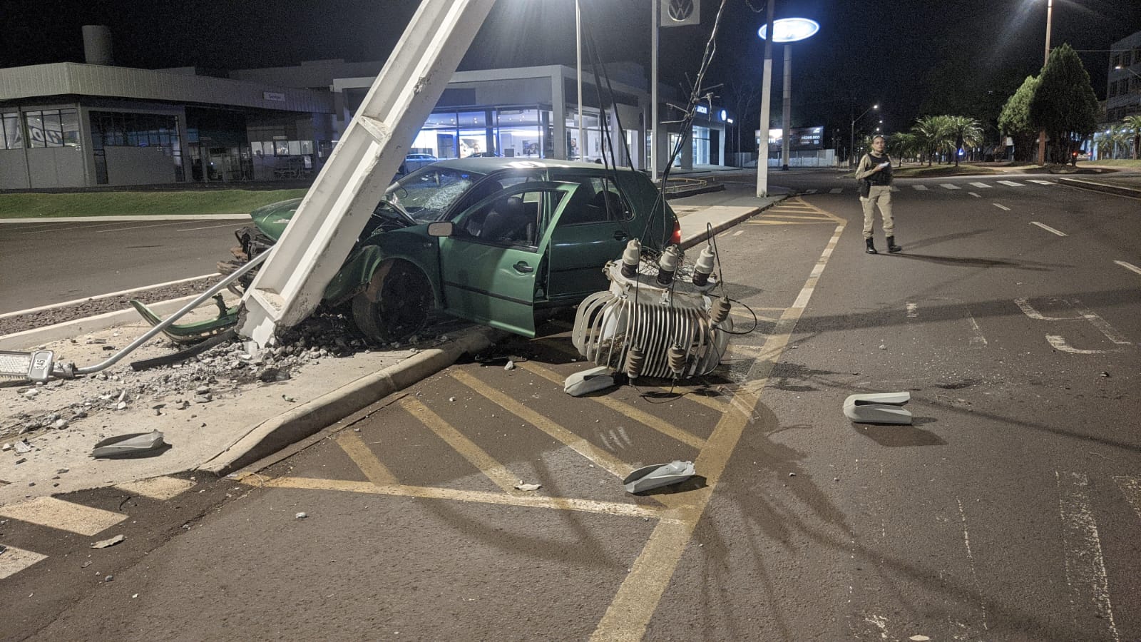 Veículo com a frente destruída após colidir contra um poste de energia elétrica na Avenida Parigot de Souza, próximo à Havan, em Toledo.