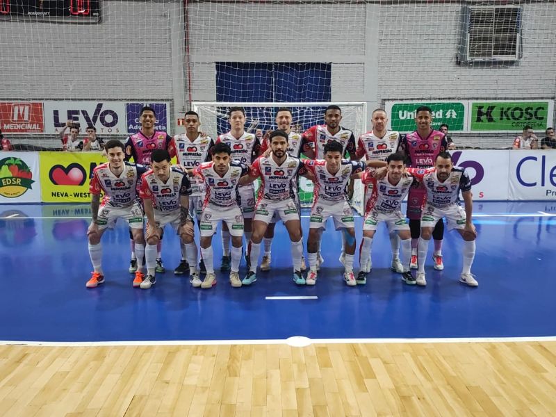 Jogadores do Cascavel Futsal comemoram gol decisivo no Ginásio da Neva em partida emocionante pela Chave Ouro