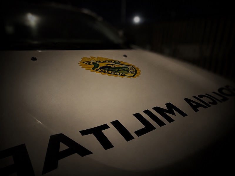 Viatura da Polícia Militar em patrulhamento urbano noturno em Toledo PR