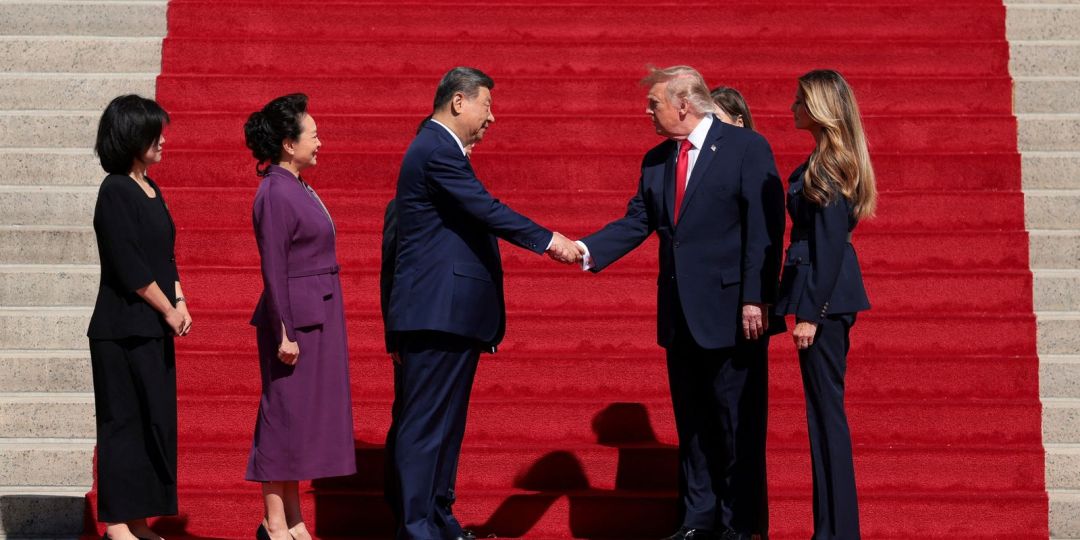 Representação gráfica de bandeiras da China e dos Estados Unidos com ícones de dados e comunicação sobrepostas.