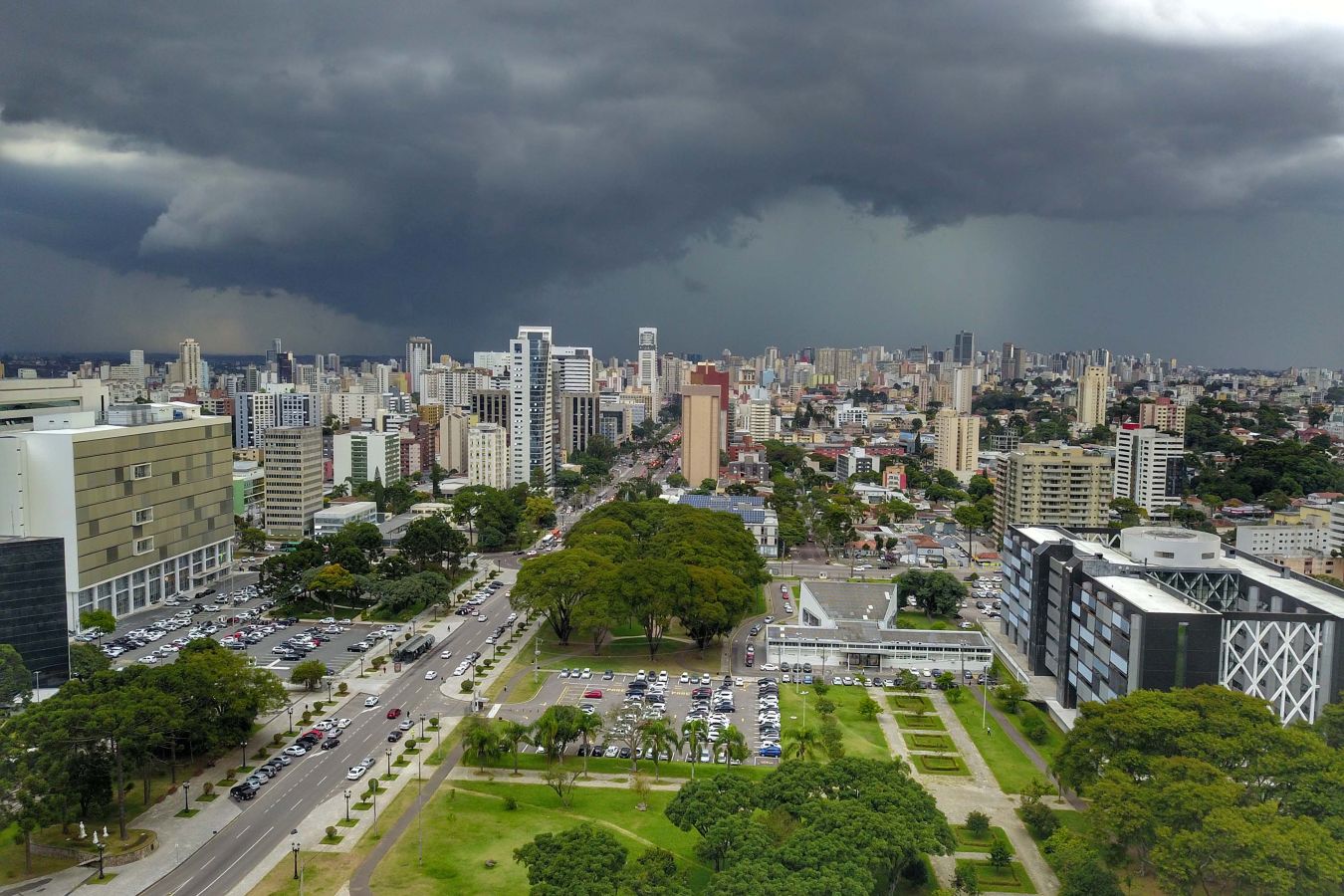 Nuvens carregadas de tempestade sobre a paisagem rural e urbana de Toledo no Oeste Paranaense