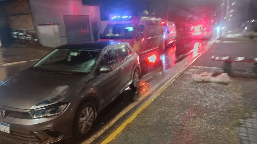 Viatura do Corpo de Bombeiros e equipe médica em atendimento a acidente de trânsito na Avenida Maripá em Toledo