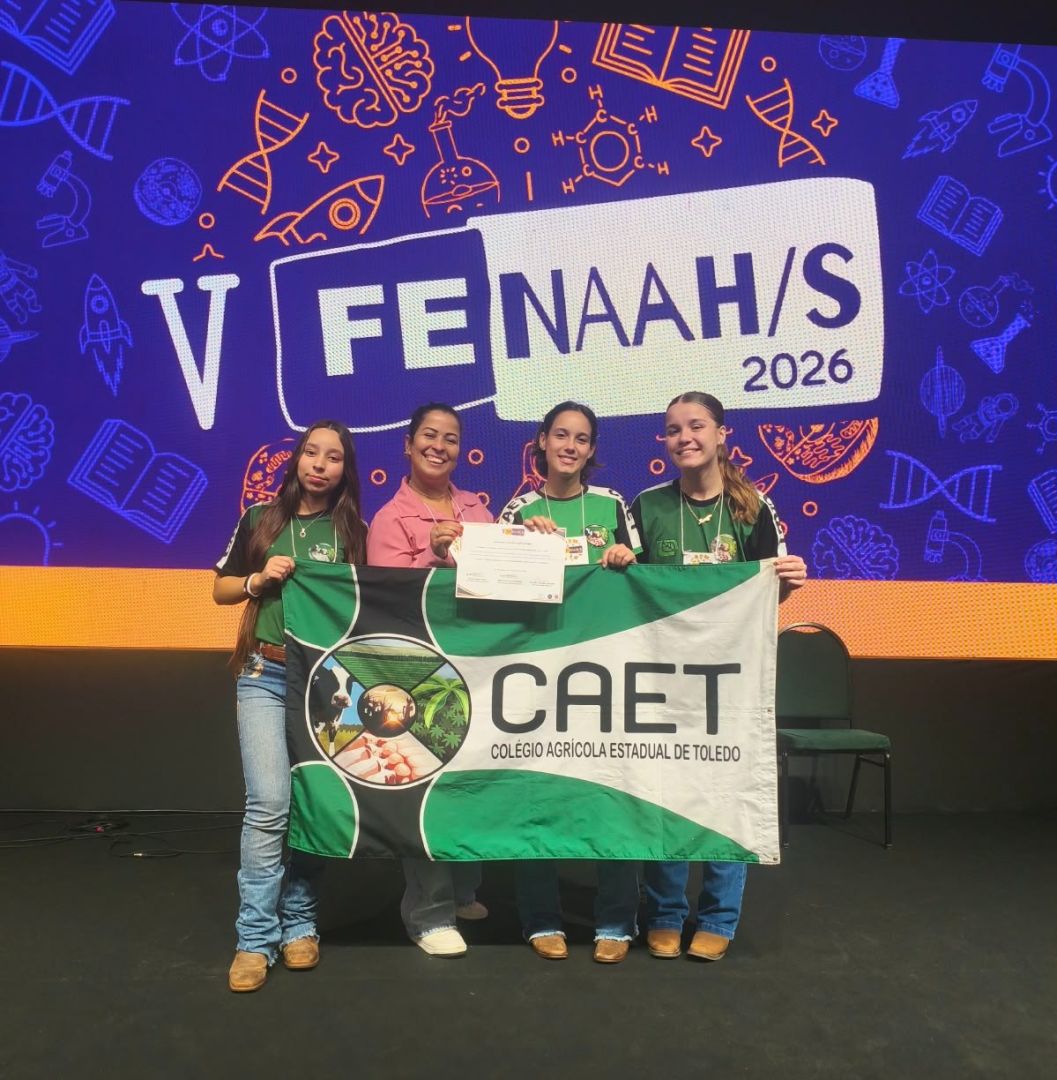 Estudantes do Colégio Agrícola Estadual de Toledo realizando experimentos práticos na horta medicinal da instituição