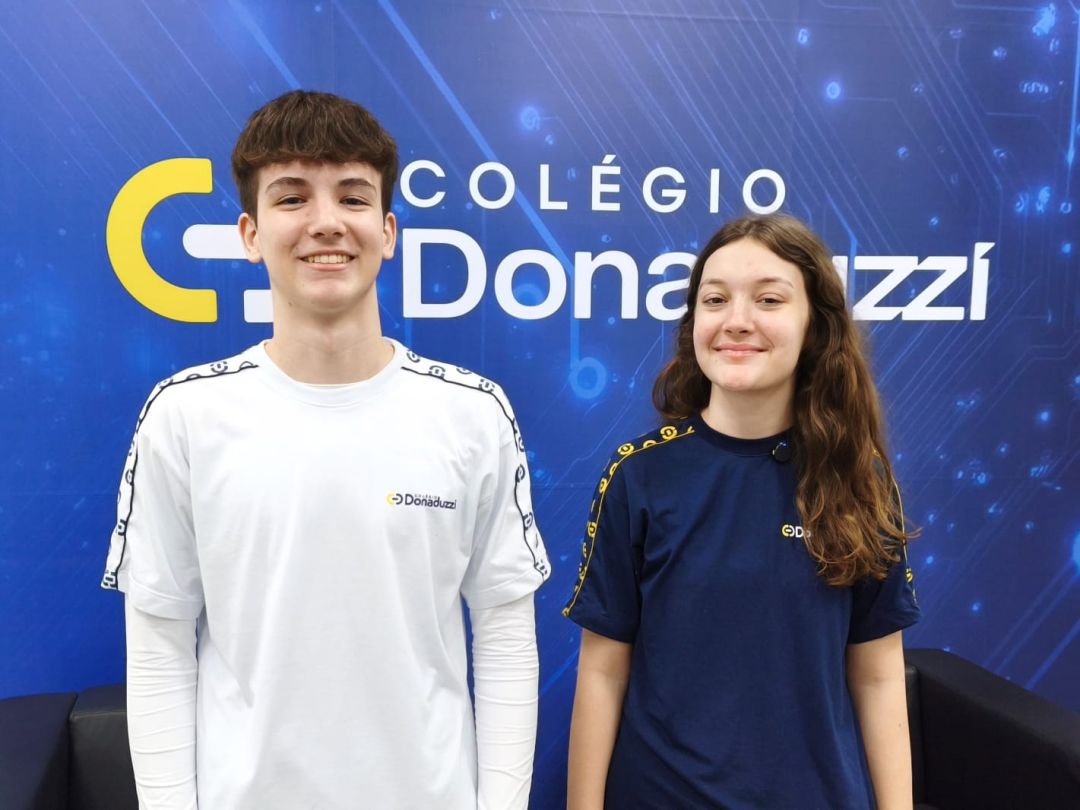 Estudantes do Ensino Médio em ambiente de aprendizado colaborativo no Colégio Donaduzzi em Toledo