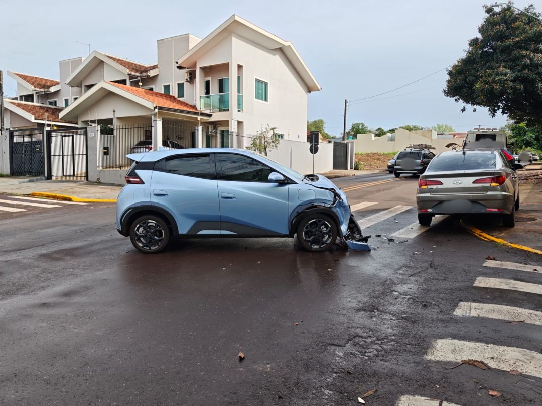 Veículos Hyundai HB20 e BYD envolvidos em colisão no cruzamento da Vila Paulista em Toledo