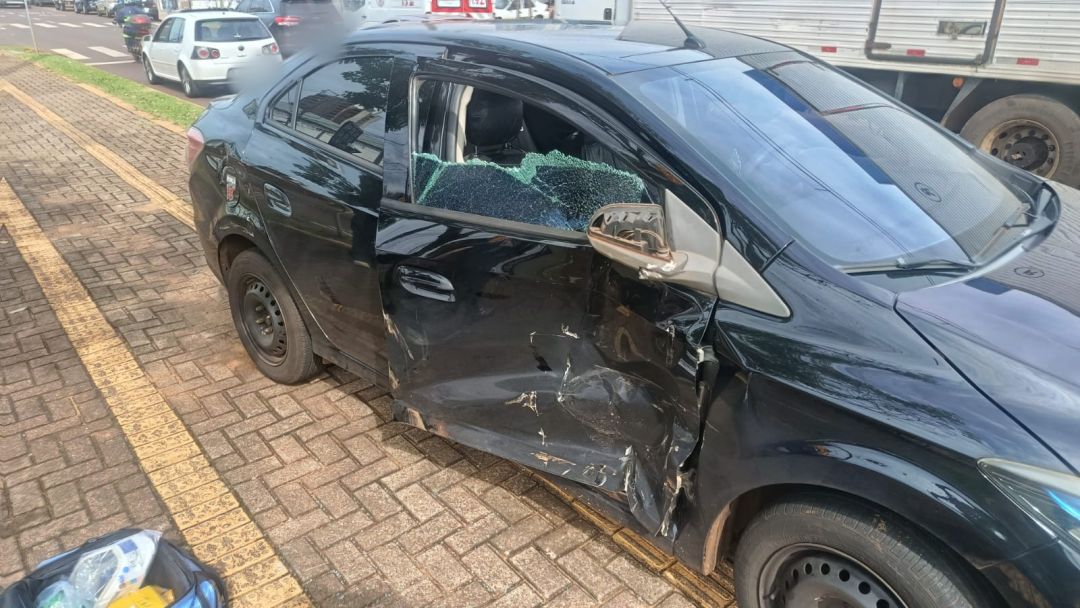 Veículo Chevrolet Prisma parado sobre o canteiro central da Avenida Parigot de Souza após colisão em Toledo