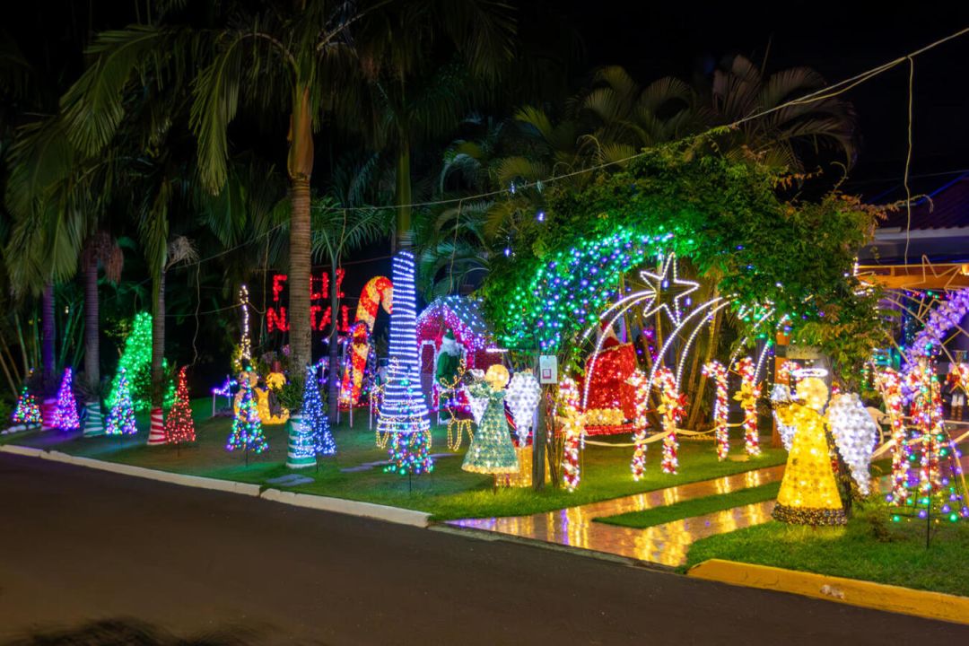 Fachada de residência em Toledo iluminada com luzes natalinas durante a noite