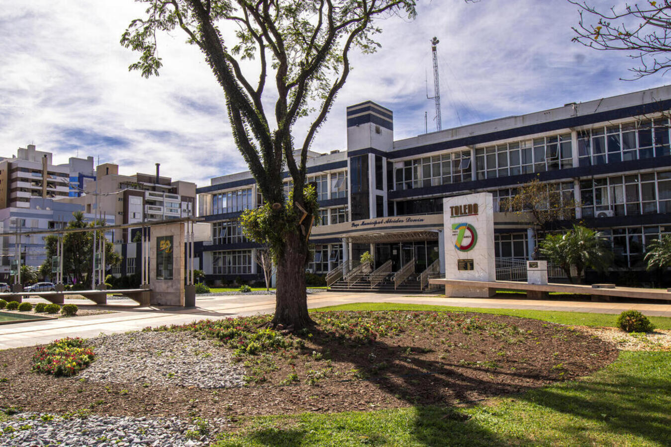 Fachada do Paço Municipal de Toledo PR com a bandeira do município em destaque
