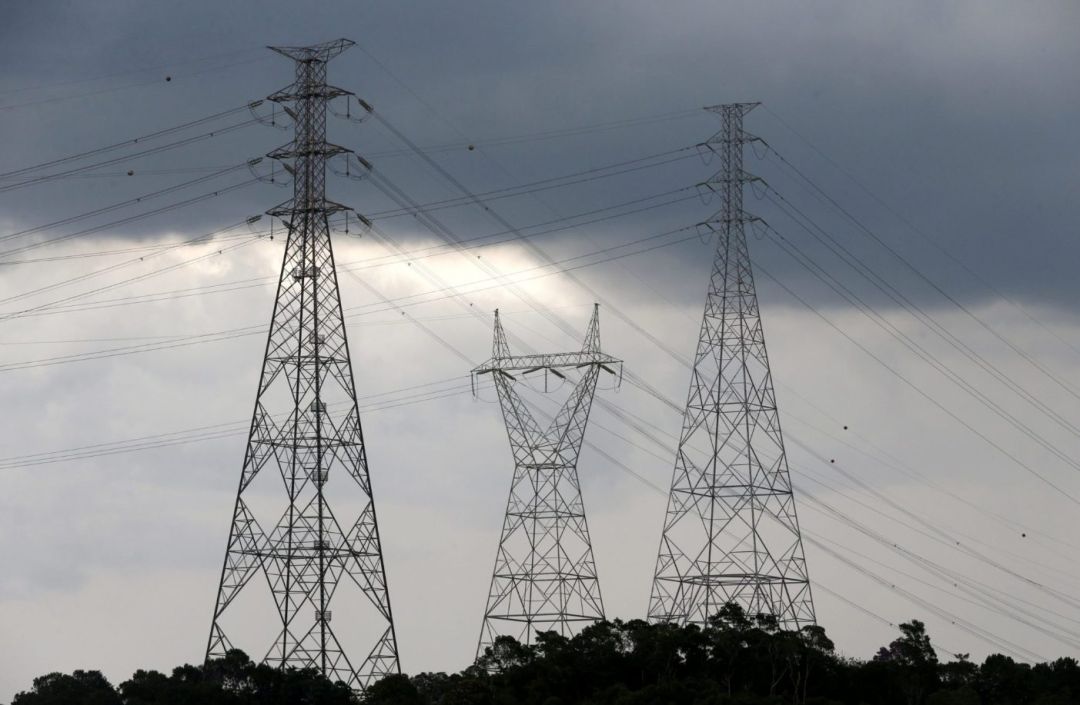 Trabalhadores da Copel realizando manutenção em rede elétrica de alta tensão no Oeste do Paraná