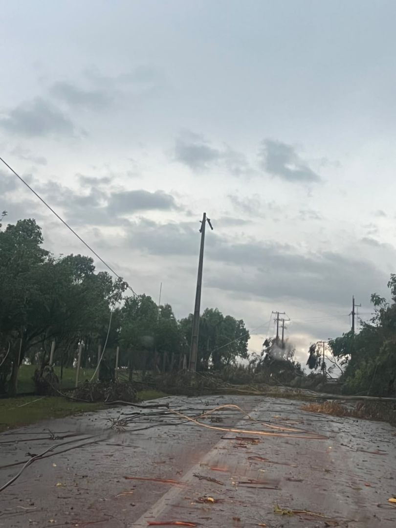 Equipes da Copel realizando manutenção em rede elétrica de alta tensão no Paraná após temporais severos