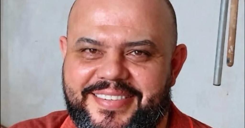 Equipes de resgate do Corpo de Bombeiros em ação próxima a um rio para a retirada de um corpo.