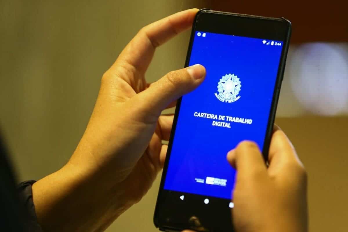 Trabalhadores em atividade em ambiente industrial e comercial representando o crescimento da ocupação