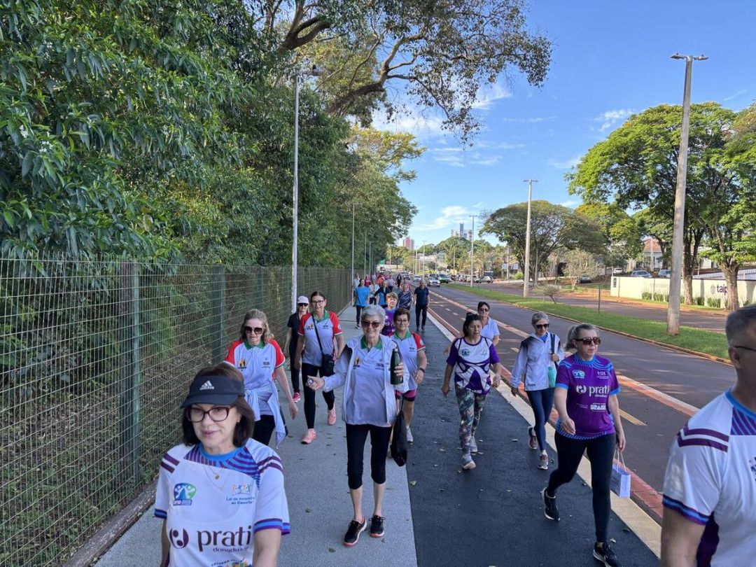 Grupo de idosos sorrindo durante uma caminhada no Parque Ecológico Diva Paim Barth em Toledo
